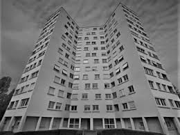 Image en noire et blanc d'un grand immeuble