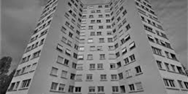 Image en noire et blanc d'un grand immeuble